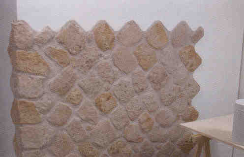 Risultato finale montaggio di due pannelli in finta pietra
